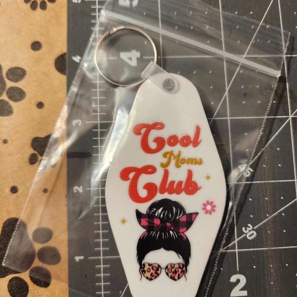 Cool Moms Club Keychain - Picture 3 of 3